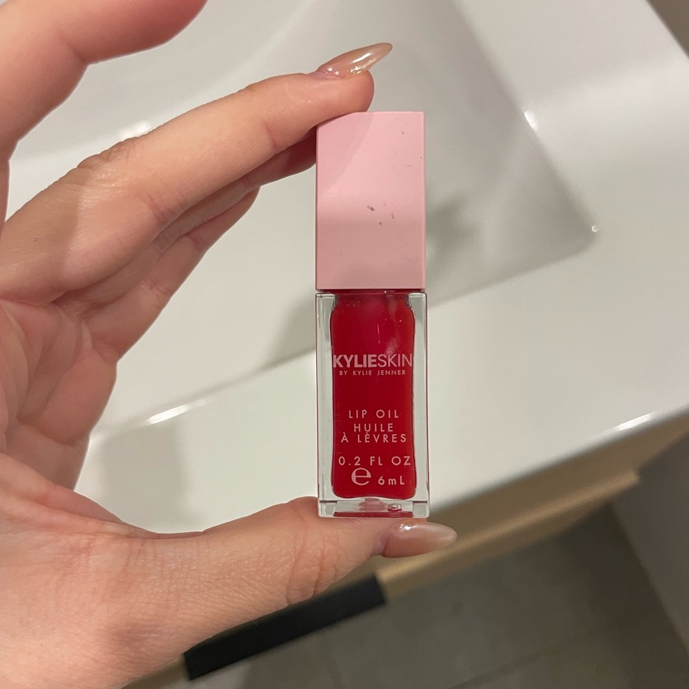 Kylie Skin Red Lip Oil - Nourishing Shine
